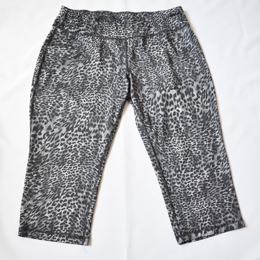 Ladie's Leopard Print Activewear Capris